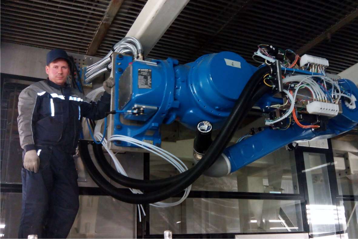 MOTOMAN EPX 2700喷涂机器人的电气安装工作RenaultRussia封闭式股份公司汽车厂的B-Ton项目
